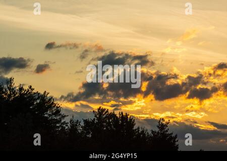 La météo et les nuages sont également spectaculaires avec le coucher du soleil... Banque D'Images