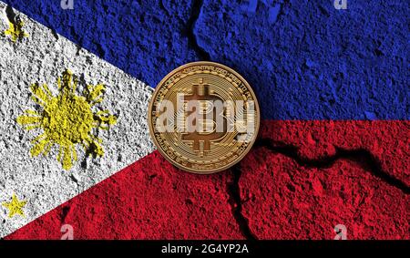 Bitcoin crypto monnaie pièce avec drapeau des Philippines craqué. Restrictions de chiffrement Banque D'Images