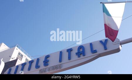 San Diego, Californie États-Unis - 27 novembre 2020 : entrée de la petite Italie accueillant le panneau d'arche, communauté ethnique italienne américaine dans le centre-ville. Panneau d'affichage, signalisation Banque D'Images