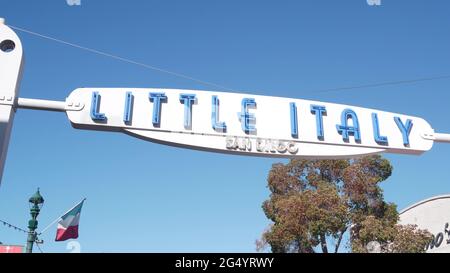 San Diego, Californie États-Unis - 27 novembre 2020 : entrée de la petite Italie accueillant le panneau d'arche, communauté ethnique italienne américaine dans le centre-ville. Panneau d'affichage, signalisation Banque D'Images