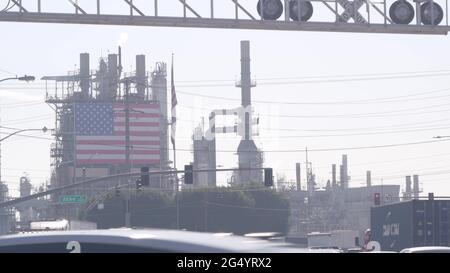 Carson, Californie, États-Unis - 02 décembre 2020 : raffinerie de pétrole Marathon, Los Angeles. Usine de pétrole, de produits chimiques et d'essence. Drapeau américain et cheminées de Banque D'Images