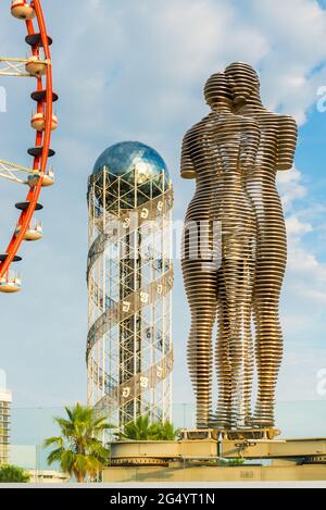 Batumi, Géorgie - Jine 15, 2018: Sculpture Ali et Nino d'un homme et d'une femme en métal Banque D'Images