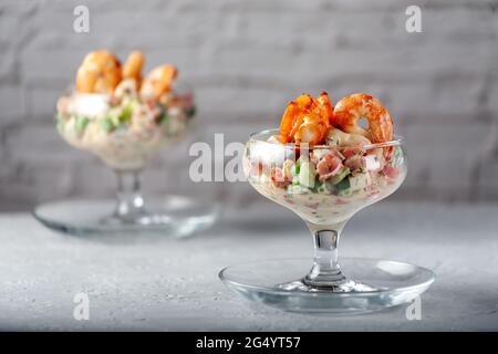 Alimentation. Salade de légumes frais avec crevettes. Banque D'Images