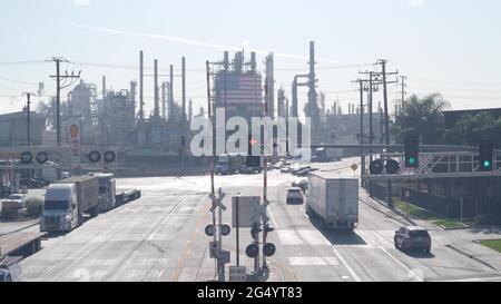 Carson, Californie, États-Unis - 02 décembre 2020 : raffinerie de pétrole Marathon, Los Angeles. Usine de pétrole, de produits chimiques et d'essence. Drapeau américain et cheminées de Banque D'Images