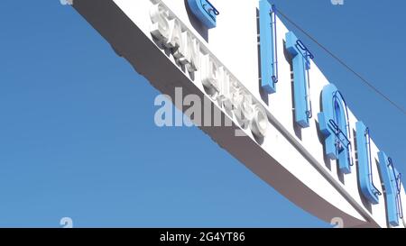 San Diego, Californie États-Unis - 27 novembre 2020 : entrée de la petite Italie accueillant le panneau d'arche, communauté ethnique italienne américaine dans le centre-ville. Panneau d'affichage, signalisation Banque D'Images