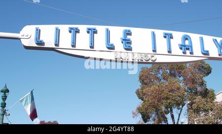 San Diego, Californie États-Unis - 27 novembre 2020 : entrée de la petite Italie accueillant le panneau d'arche, communauté ethnique italienne américaine dans le centre-ville. Panneau d'affichage, signalisation Banque D'Images