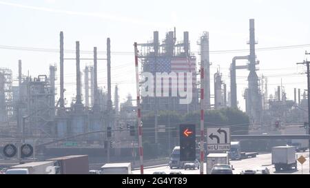 Carson, Californie, États-Unis - 02 décembre 2020 : raffinerie de pétrole Marathon, Los Angeles. Usine de pétrole, de produits chimiques et d'essence. Drapeau américain et cheminées de Banque D'Images