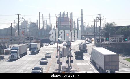 Carson, Californie, États-Unis - 02 décembre 2020 : raffinerie de pétrole Marathon, Los Angeles. Usine de pétrole, de produits chimiques et d'essence. Drapeau américain et cheminées de Banque D'Images