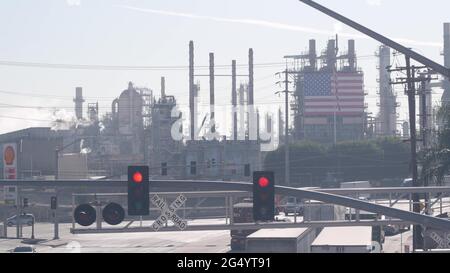 Carson, Californie, États-Unis - 02 décembre 2020 : raffinerie de pétrole Marathon, Los Angeles. Usine de pétrole, de produits chimiques et d'essence. Drapeau américain et cheminées de Banque D'Images