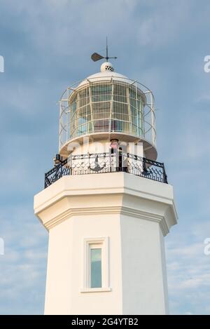 phare blanc en gros plan sur la rive de la ville, photographie par temps clair Banque D'Images