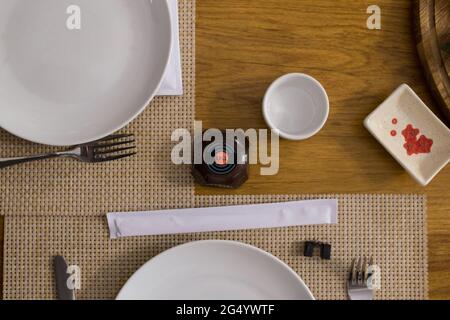 Bouton d'appel sur la table de service dans le restaurant, vue du dessus. Banque D'Images