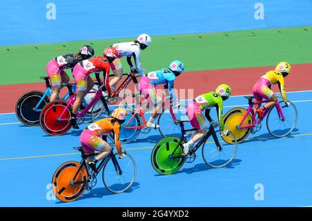 Des femmes se sont affronter dans une course cycliste « keirin » à l'hippodrome de Kyoto Keirin à Mukomachi, Kyoto, Japon. Banque D'Images