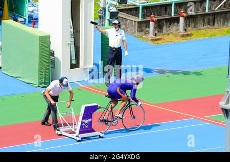 Le cycliste plus pacifique dans une course cycliste « keirin » à l'hippodrome de Kyoto Keirin à Mukomachi, Kyoto, Japon. Banque D'Images