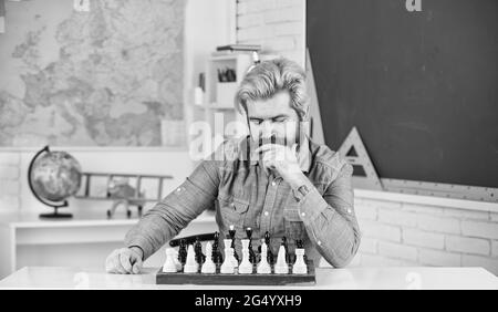 Figures sur le plateau d'échecs. Réfléchir à l'étape suivante. Faites votre propre pensée de manière indépendante. Leçon d'échecs. Concept de stratégie. Professeur d'école. Jeu de société Banque D'Images