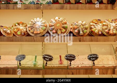 Kemer, Turquie - 25 mai 2021 : grand assortiment de condiments dans une boutique de souvenirs turque. Sélection de assaisonnements dans la boutique de cadeaux pour un cadeau. Condition élevée Banque D'Images