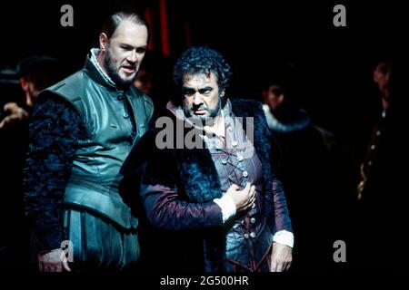 l-r: Sergei Leiferkus (Iago), Placido Domingo (Otello) à OTELLO par Verdi à l'Opéra Royal, Covent Garden, Londres WC2 23/10/1992 musique: Giuseppe Verdi libretto: Arrigo Boito d'après le chef d'orchestre OTHELLO de Shakespeare: Georg Solti set design: Timothy O'Brien costumes: Peter J. Elijah Hall: Robert Elihinsky directeur d'éclairage: Robert J. Bryan Banque D'Images