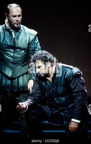 l-r: Sergei Leiferkus (Iago), Placido Domingo (Otello) à OTELLO par Verdi à l'Opéra Royal, Covent Garden, Londres WC2 23/10/1992 musique: Giuseppe Verdi libretto: Arrigo Boito d'après le chef d'orchestre OTHELLO de Shakespeare: Georg Solti set design: Timothy O'Brien costumes: Peter J. Elijah Hall: Robert Elihinsky directeur d'éclairage: Robert J. Bryan Banque D'Images