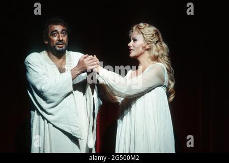 Placido Domingo (Otello), Kiri te Kanawa (Desdemona) à OTELLO par Verdi à l'Opéra Royal, Covent Garden, Londres WC2 23/10/1992 musique: Giuseppe Verdi libretto: Arrigo Boito d'après le chef d'orchestre de Shakespeare: Georg Solti Set design: Timothy O'Brien costumes: Peter J Hall éclairage: Robert Elihinsky réalisateur: Bryan Elihinski Banque D'Images