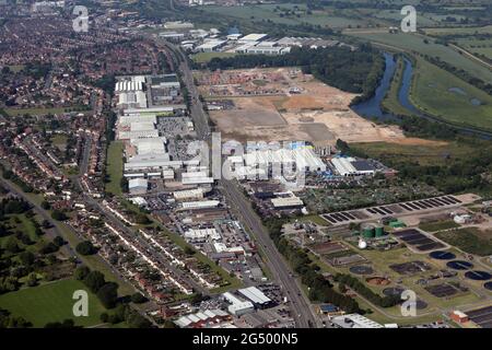 Vue aérienne vers l'ouest sur Wheatley Hall Road à Doncaster, dans le Yorkshire du Sud Banque D'Images