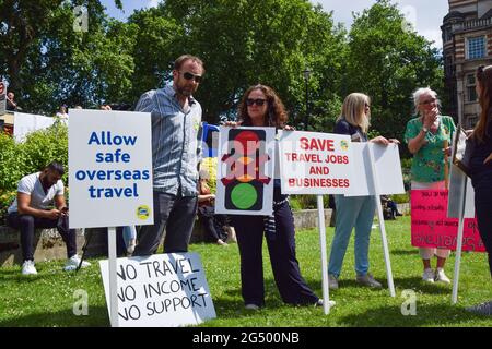 Londres, Royaume-Uni. 23 juin 2021. Les professionnels de l'industrie du voyage se sont réunis à l'extérieur du Parlement pour exiger que le gouvernement ouvre des voyages internationaux et apporte son soutien à l'industrie du voyage à l'étranger, qui a beaucoup souffert de la crise du coronavirus. Banque D'Images