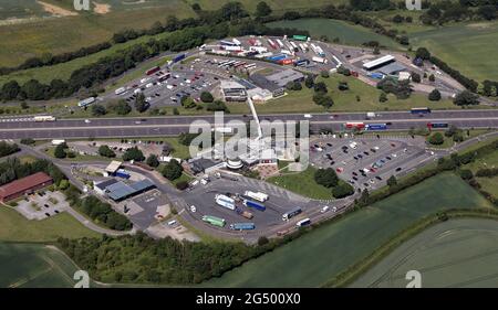 Vue aérienne de Woodall Services sur l'autoroute M1 près de Sheffield (services en direction du sud au premier plan) Banque D'Images