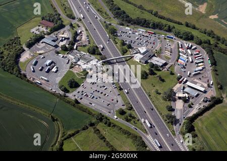 Vue aérienne de Woodall Services sur l'autoroute M1 près de Sheffield (services en direction du sud sur la gauche) Banque D'Images