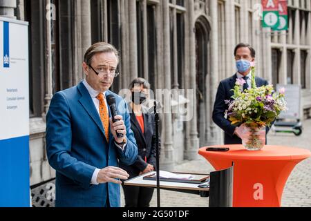 Le maire d'Anvers, Bart de Wever, prononce un discours à l'ouverture d'un nouveau bureau du Consulat général des pays-Bas à Anvers, le jeudi 24 juin Banque D'Images