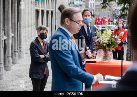 (G-D) Cathy Berx, gouverneur de la province d'Anvers, Bart de Wever, maire d'Anvers et Mark Rutte, Premier ministre des pays-Bas, ont été photographiés lors de l'ouverture d'un Banque D'Images