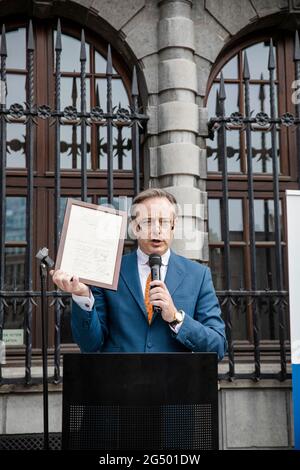Le maire d'Anvers, Bart de Wever, prononce un discours à l'ouverture d'un nouveau bureau du Consulat général des pays-Bas à Anvers, le jeudi 24 juin Banque D'Images