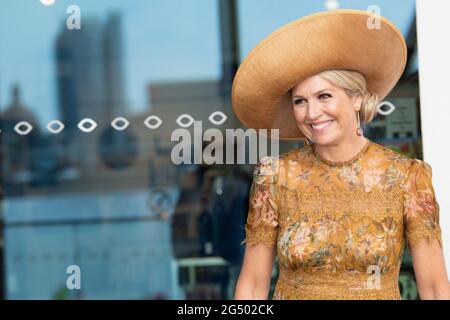 La reine Maxima lors d'une visite au musée du film de l'œil à Amsterdam, pays-Bas, le 24 juin 2021 à l'occasion de son 75e anniversaire. Au cours de la visite, elle recevra une présentation sur les diverses activités du musée: De l'éducation et de la programmation à la nouvelle plate-forme de diffusion Eye film Player. Photo de Bruno Press/ABACAPRESS.COM Banque D'Images