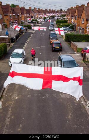 Les drapeaux de l'Angleterre sont suspendus de l'autre côté de la rue à Torrington Avenue, Knowe, Bristol, où les résidents montrent leur soutien à l'Angleterre pendant le tournoi Euro 2020. Date de la photo: Jeudi 24 juin 2021. Banque D'Images