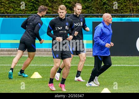 ZEIST, PAYS-BAS - JUIN 24: Matthijs de Ligt des pays-Bas, Teun Koopmeiners des pays-Bas, entraîneur conditionnel René Wormhoudt lors de la session de formation aux pays-Bas - UEFA Euro 2020: Groupe C au campus de KNVB le 24 juin 2021 à Zeist, pays-Bas (photo d'Andre Weening/Orange Pictures) crédit: Orange pics BV/Alay Live News Banque D'Images