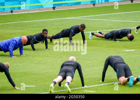 ZEIST, PAYS-BAS - JUIN 24 : entraîneur conditionnel René Wormhoudt, Quincy Promes des pays-Bas, Denzel Dumfries des pays-Bas, Nathan ake des pays-Bas pendant la session d'entraînement des pays-Bas - UEFA Euro 2020 : Groupe C au campus de KNVB le 24 juin 2021 à Zeist, pays-Bas (photo par Andre Weening/Orange Pictures) crédit: Orange pics BV/Alay Live News Banque D'Images