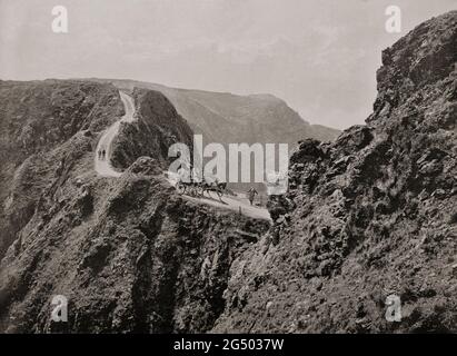 Vue de la fin du XIXe siècle d'un poney et d'un piège traversant la Coupée, un isthme reliant le Grand Sark et le petit Sark dans les îles Anglo-Normandes. La terre des deux côtés de cette chaussée a été érodée loin par la mer et tout ce qui relie maintenant le petit Sark au reste de l'île est une crête étroite à peine trois mètres (neuf pieds) de large et 90 mètres (300 pieds) de longueur, avec une chute de près de 80 mètres (260 pi) de chaque côté. Banque D'Images