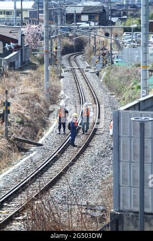 Nagano (Japon), 03-22-2021, travailleurs inspectant une ligne de train à Nagano (Japon). Banque D'Images