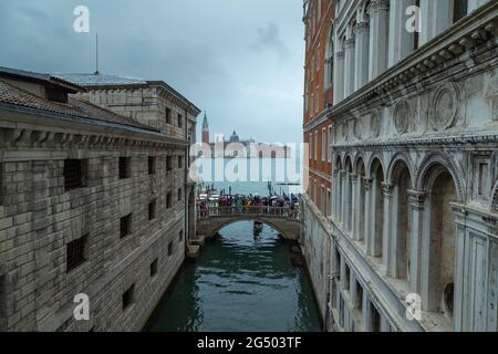 Venise, vue du pont des Soupirs en direction de l'île San Giorgio Maggiore Italie UE Banque D'Images