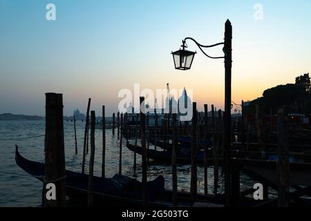 Venise dans la soirée, avec la Sana Maria Della Salute en arrière-plan, Venise Italie UE Banque D'Images