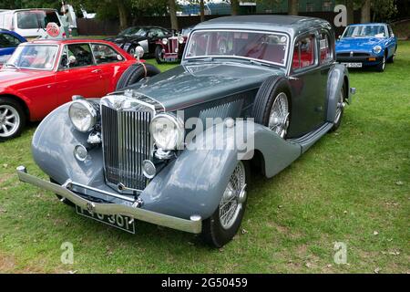 Vue de trois quarts avant d'un Gray, 1939 mg WA, exposé dans la MG Owners Club zone, au Silverstone Classic 2017 Banque D'Images