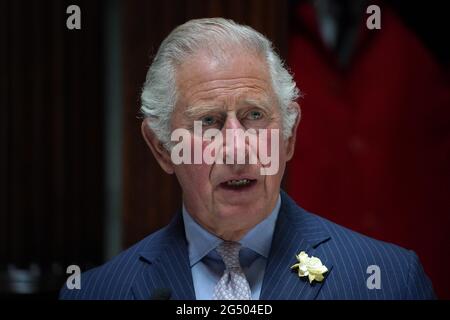 Le Prince de Galles s'est exprimé lors d'une visite au Lloyd's, le premier marché mondial de l'assurance et de la réassurance, dans le centre de Londres, pour accueillir le premier groupe de travail sur l'assurance en personne dans le cadre de son initiative de marchés durables (SMI) et pour se rendre dans la salle de souscription pour rencontrer les souscripteurs, Courtiers et membres du marché du Lloyd's. Date de la photo: Jeudi 24 juin 2021. Banque D'Images