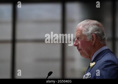 Le Prince de Galles s'est exprimé lors d'une visite au Lloyd's, le premier marché mondial de l'assurance et de la réassurance, dans le centre de Londres, pour accueillir le premier groupe de travail sur l'assurance en personne dans le cadre de son initiative de marchés durables (SMI) et pour se rendre dans la salle de souscription pour rencontrer les souscripteurs, Courtiers et membres du marché du Lloyd's. Date de la photo: Jeudi 24 juin 2021. Banque D'Images