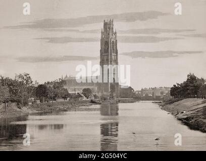 Vue de Boston Stump à la fin du XIXe siècle sur le côté de la rivière Witham à Boston, Lincolnshire, Angleterre. La tour de l'église St Botolph, de 266 mètres de haut, a été surnommée le « Boston Stump » depuis sa construction dans le style perpendiculaire devenu populaire pendant une grande partie du XVe siècle. La tour, surmontée d'une lanterne octogonale très décorée entourée de pinnacles, avec une vue magnifique depuis le Wash a longtemps été utilisé comme un point de repère pour les marins, et sur une journée claire peut être vu de Norfolk. Banque D'Images