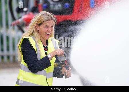 Kim Leadbeater, le candidat travailliste à l'élection partielle Batley et Spren, lors d'une visite à Angloco, qui fabrique des moteurs d'incendie et des véhicules de secours utilisés dans tout le pays et dans le monde, alors qu'il était en campagne avant l'élection partielle du 1er juillet. Date de la photo: Jeudi 24 juin 2021. Banque D'Images