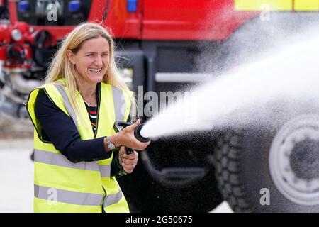 Kim Leadbeater, le candidat travailliste à l'élection partielle Batley et Spren, lors d'une visite à Angloco, qui fabrique des moteurs d'incendie et des véhicules de secours utilisés dans tout le pays et dans le monde, alors qu'il était en campagne avant l'élection partielle du 1er juillet. Date de la photo: Jeudi 24 juin 2021. Banque D'Images