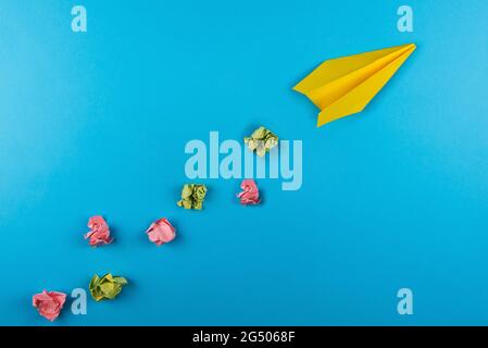 Mise à plat du plan de papier couleur sur fond de papier bleu. Business pour solution innovante ou concept de voyage aérien Banque D'Images