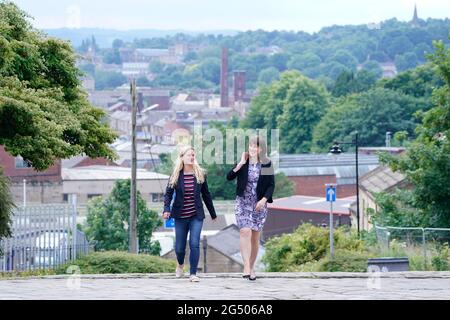 Rachel Reeves, la chancelière fantôme (à droite) et Kim Leadbeater, le candidat travailliste à l'élection partielle de Batley et de SPEN, sont sur la piste de campagne à Bately, dans le West Yorkshire, en prévision de l'élection partielle du 1er juillet. Date de la photo: Jeudi 24 juin 2021. Banque D'Images