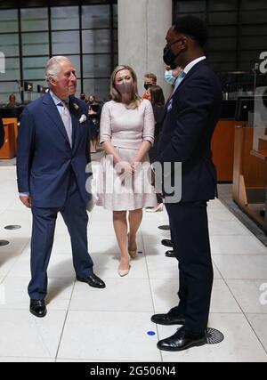 Le Prince de Galles lors d'une visite à Lloyd's, le premier marché mondial de l'assurance et de la réassurance, dans le centre de Londres, pour accueillir le premier groupe de travail sur l'assurance en personne dans le cadre de son initiative de marchés durables (SMI) et visiter la salle de souscription pour rencontrer les souscripteurs, Courtiers et membres du marché du Lloyd's. Date de la photo: Jeudi 24 juin 2021. Banque D'Images