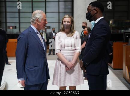 Le Prince de Galles lors d'une visite à Lloyd's, le premier marché mondial de l'assurance et de la réassurance, dans le centre de Londres, pour accueillir le premier groupe de travail sur l'assurance en personne dans le cadre de son initiative de marchés durables (SMI) et visiter la salle de souscription pour rencontrer les souscripteurs, Courtiers et membres du marché du Lloyd's. Date de la photo: Jeudi 24 juin 2021. Banque D'Images