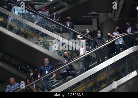 Les gens écoutent le Prince de Galles lors d'une visite au Lloyd's, le premier marché mondial de l'assurance et de la réassurance, dans le centre de Londres, pour accueillir le premier groupe de travail sur l'assurance en personne dans le cadre de son initiative de marchés durables (SMI) et pour se rendre dans la salle de souscription pour rencontrer les souscripteurs, Courtiers et membres du marché du Lloyd's. Date de la photo: Jeudi 24 juin 2021. Banque D'Images