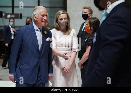 Le Prince de Galles lors d'une visite à Lloyd's, le premier marché mondial de l'assurance et de la réassurance, dans le centre de Londres, pour accueillir le premier groupe de travail sur l'assurance en personne dans le cadre de son initiative de marchés durables (SMI) et visiter la salle de souscription pour rencontrer les souscripteurs, Courtiers et membres du marché du Lloyd's. Date de la photo: Jeudi 24 juin 2021. Banque D'Images