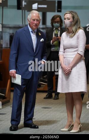 Le Prince de Galles lors d'une visite à Lloyd's, le premier marché mondial de l'assurance et de la réassurance, dans le centre de Londres, pour accueillir le premier groupe de travail sur l'assurance en personne dans le cadre de son initiative de marchés durables (SMI) et visiter la salle de souscription pour rencontrer les souscripteurs, Courtiers et membres du marché du Lloyd's. Date de la photo: Jeudi 24 juin 2021. Banque D'Images